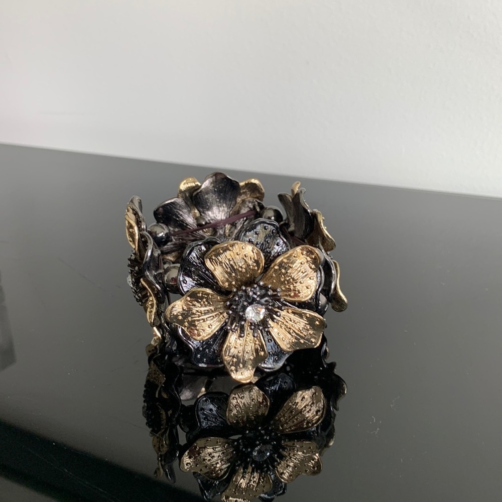 Good & black metal flower bracelet with rhinestone